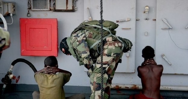 Koszty piractwa wahają się w granicach od 1 do 16 mld USD (na zdjęciu aresztowani somalijscy piraci) /AFP