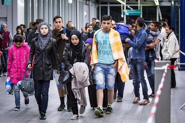 Koszty pomocy uchodźcom w UE są dużo wyższe niż na Bliskim Wschodzie. Nz. dworzec w Duesseldorfie /EPA