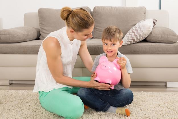 Koszty związane z wychowaniem dziecka mogą spędzać sen z powiek rodzicom /&copy;123RF/PICSEL
