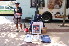 Koszulki, torby, znaczki z wizerunkiem Hillary Clinton. Filadelfia żyje konwencją demokratów