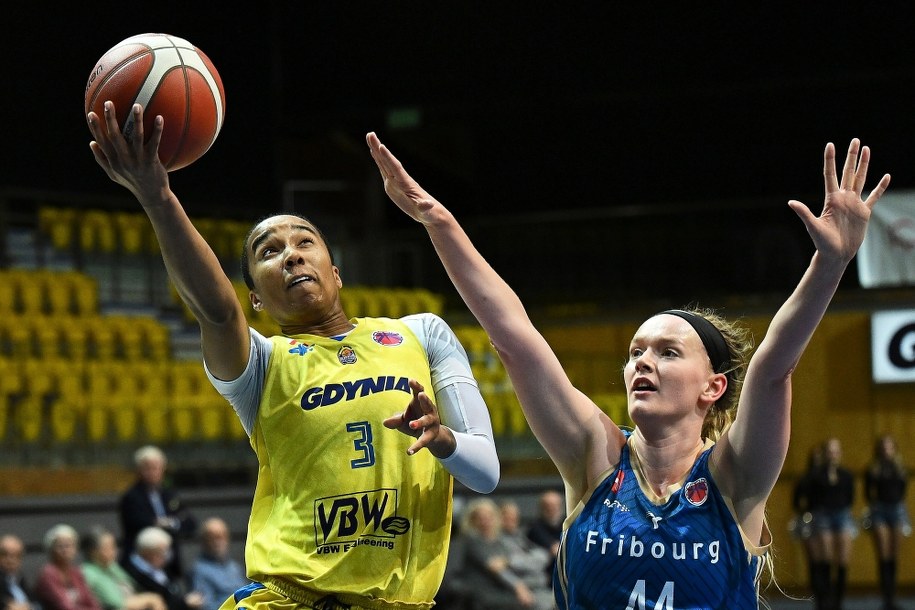 Koszykarka VBW Arki Gdynia Mikayla Cowling i Abigail Fogg z BCF Elfic Fryburg podczas meczu grupy L Pucharu Europy, zdj. archiwalne /Adam Warżawa /PAP