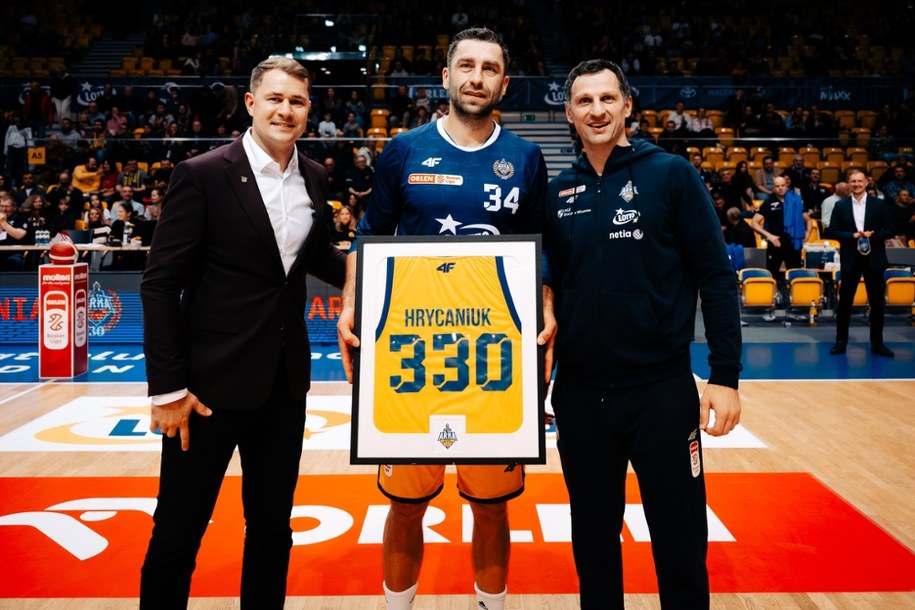 Koszykarz Adam Hrycaniuk /Mateusz Słodkowski /