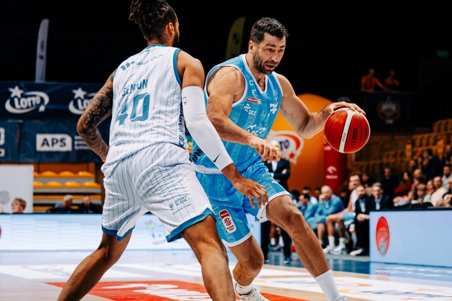 Koszykarz Adam Hrycaniuk /Mateusz Słodkowski /