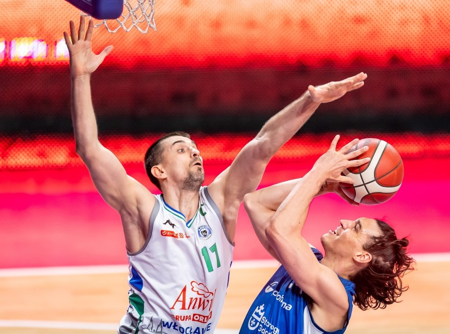 Koszykarz Anwilu Włocławek Walerij Lichodiej  i Steven Haney  z Polpharmy Starogard Gdański /\Tytus Żmijewski /PAP