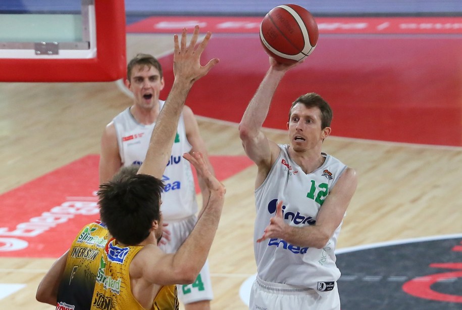 Koszykarz Argedu BMSlam Stali Ostrów Wlkp. Denzel Andersson (L) i Skyler Bowlin (P) z Enei Zastalu BC Zielona Góra /Tomasz Wojtasik /PAP