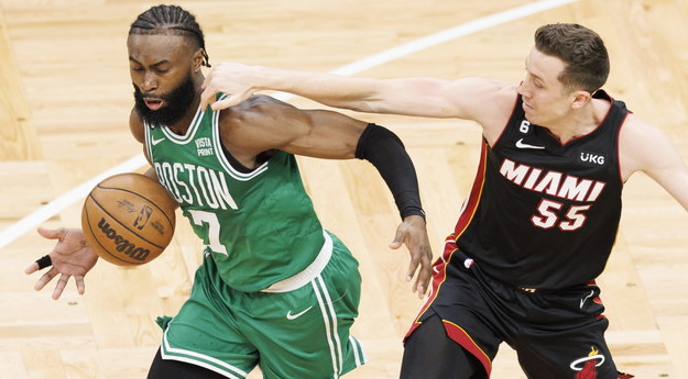 Koszykarz Boston Celtics Jaylen Brown (L) w walce o piłkę z zawodnikiem Miami Heat Duncanem Robinsonem (P) /CJ GUNTHER /PAP/EPA