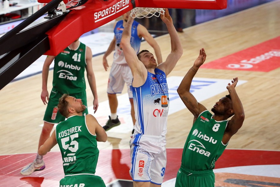 Koszykarz drużyny Arged BMSlam Stal Ostrów Wlkp. Jakub Garbacz oraz Łukasz Koszarek i Cecil Williams z zespołu Enea Zastal BC Zielona Góra podczas czwartego meczu finałowego Ekstraklasy /Tomasz Wojtasik /PAP