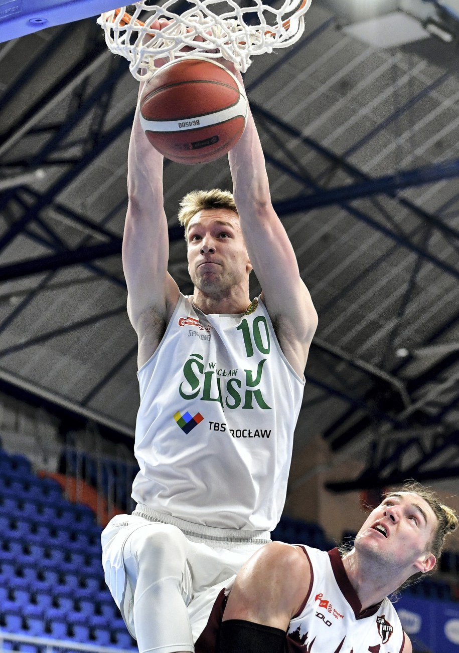 Koszykarz drużyny Śląsk Wrocław Jan Wójcik  i Baylee Steele z zespołu PGE Spójnia Stargard podczas ćwierćfinałowego meczu finałowego turnieju Pucharu Polski, w hali "Globus" /Wojtek Jargiło /PAP