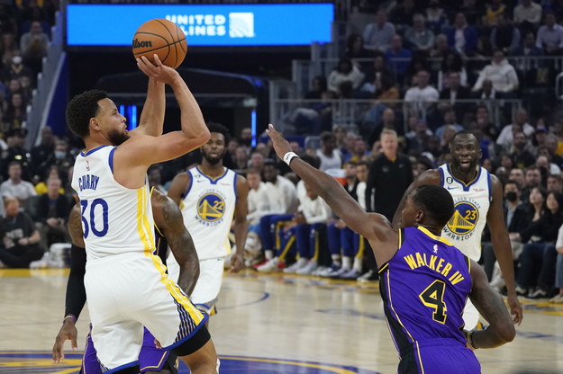 Koszykarz Golden State Warriors Stephen Curry (L) i zawodnik Los Angeles Lakers Lonnie Walker IV (P) /JOHN G. MABANGLO /PAP/EPA