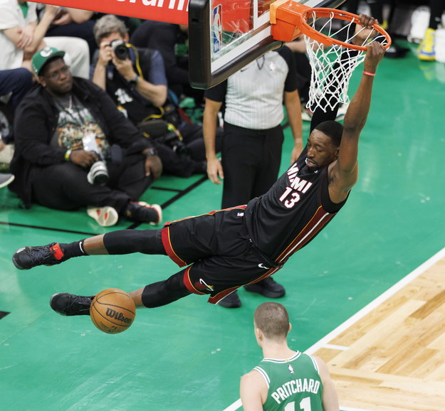 Koszykarz Miami Heat Bam Adebayo robiący wsad w trakcie meczu z Boston Celtics /CJ GUNTHER /PAP/EPA