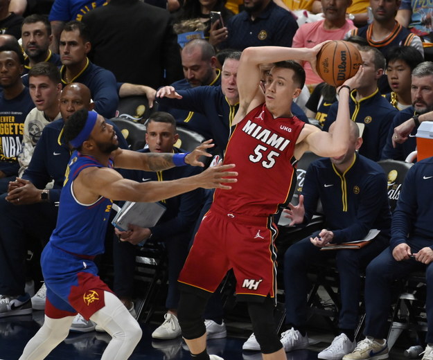 Koszykarz Miami Heat Duncan Robinson (P) i zawodnik Denver Nuggets Bruce Brown (L) /BOB PEARSON /PAP/EPA