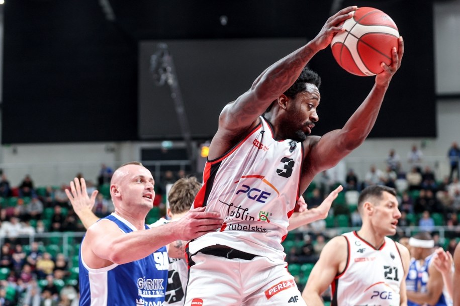 Koszykarz PGE Startu Lublin Courtney Ramey (P) i Dariusz Wyka (L) z Górnika Zamek Książ Wałbrzych podczas meczu półfinałowego turnieju finałowego Pucharu Polski /Michał Meissner /PAP