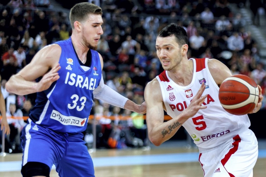 Koszykarz reprezentacji Polski Aaron Cel i reprezentant Izraela T.J. Cline w meczu eliminacji EuroBasketu 2022, 20 lutego 2020 / 	Andrzej Grygiel    /PAP
