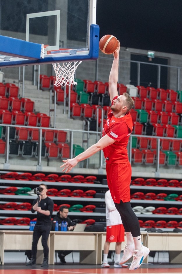 Koszykarz reprezentacji Polski Aleksander Dziewa podczas treningu kadry w Sosnowcu /Zbigniew Meissner /PAP