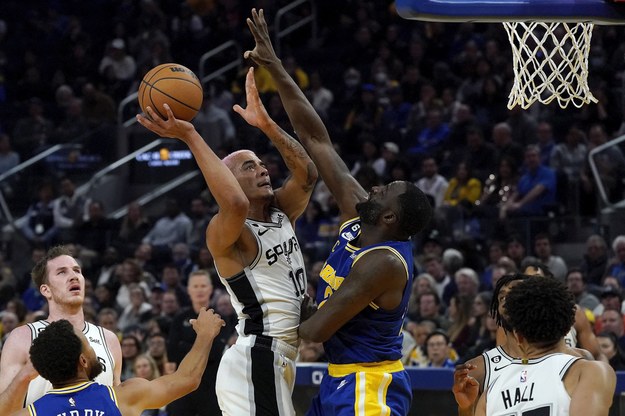 Koszykarz San Antonio Spurs Jeremy Sochan (L) w starciu z zawodnikiem Golden State Warriors Draymondem Greenem (P) /JOHN G. MABANGLO /PAP/EPA