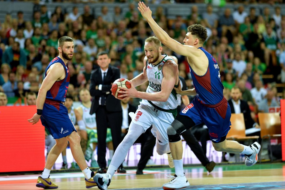 Koszykarz Śląska Wrocław Aleksander Dziewa (C) oraz Andrzej Mazurczak (L) i Kacper Borowski (P) z Kinga Szczecin podczas drugiego meczu finałowego /Sebastian Borowski /PAP
