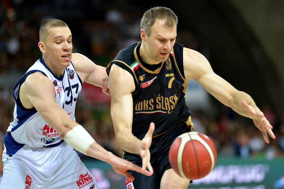 Koszykarz Śląska Wrocław Arciom Parachouski i Maciej Żmudzki z Kinga Szczecin /Sebastian Borowski /PAP/EPA