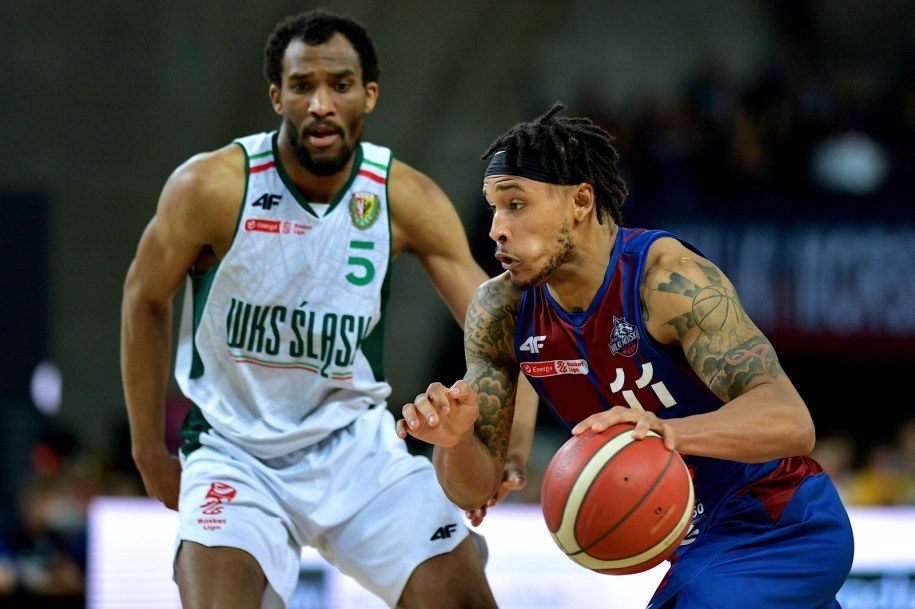 Koszykarz Śląska Wrocław Jeremiah Martin (L) i Bryce Brown (P) z Kinga Szczecin podczas drugiego meczu finałowego /Sebastian Borowski /PAP