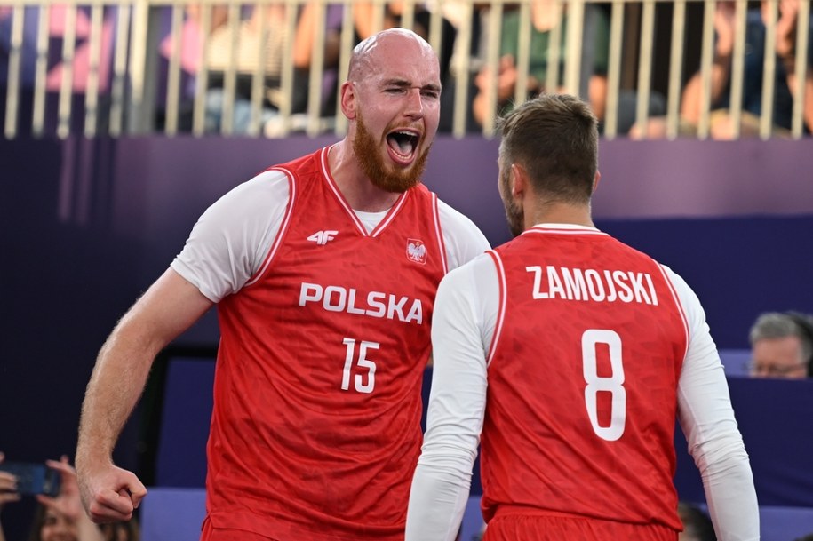 Koszykarze Adrian Bogucki i Przemysław Zamojski cieszą się podczas meczu z Chinami / 	Adam Warżawa    /PAP