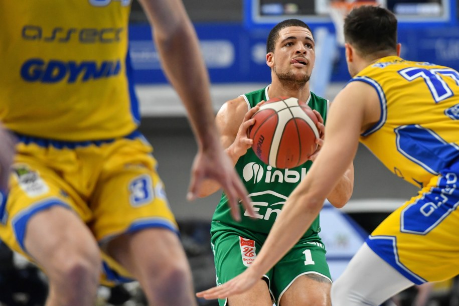 Koszykarze Enei Zastalu BC Zielona Góra Gabriel Lundberg (C) i Igor Wadowski (P) z Asseco Arka Gdynia /Wojtek Jargiło /PAP