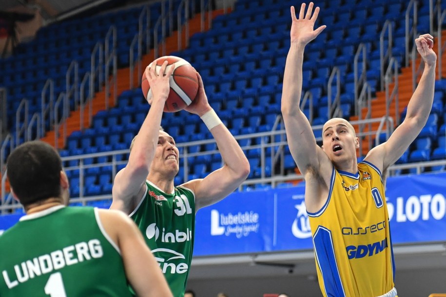 Koszykarze Enei Zastalu BC Zielona Góra Janis Berzins (C) i Gabriel Lundberg (L) oraz Michal Kołodziej (P) z Asseco Arka Gdynia /Wojtek Jargiło /PAP