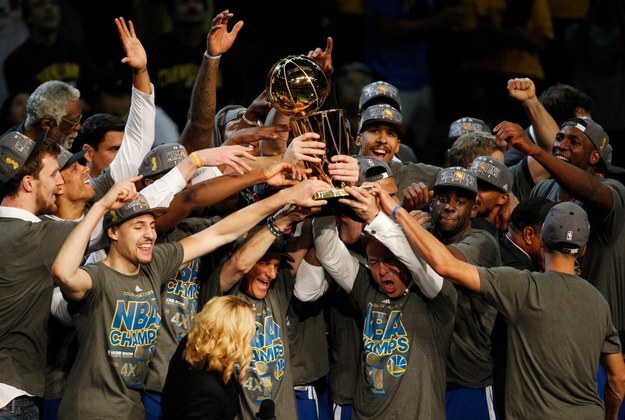 Koszykarze Golden State Warriors z mistrzowskim trofeum /DAVID MAXWELL /PAP/EPA