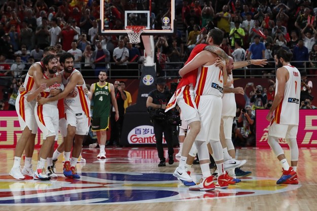 Koszykarze Hiszpanii cieszą się po wygranej z Australią /ROMAN PILIPEY /PAP/EPA