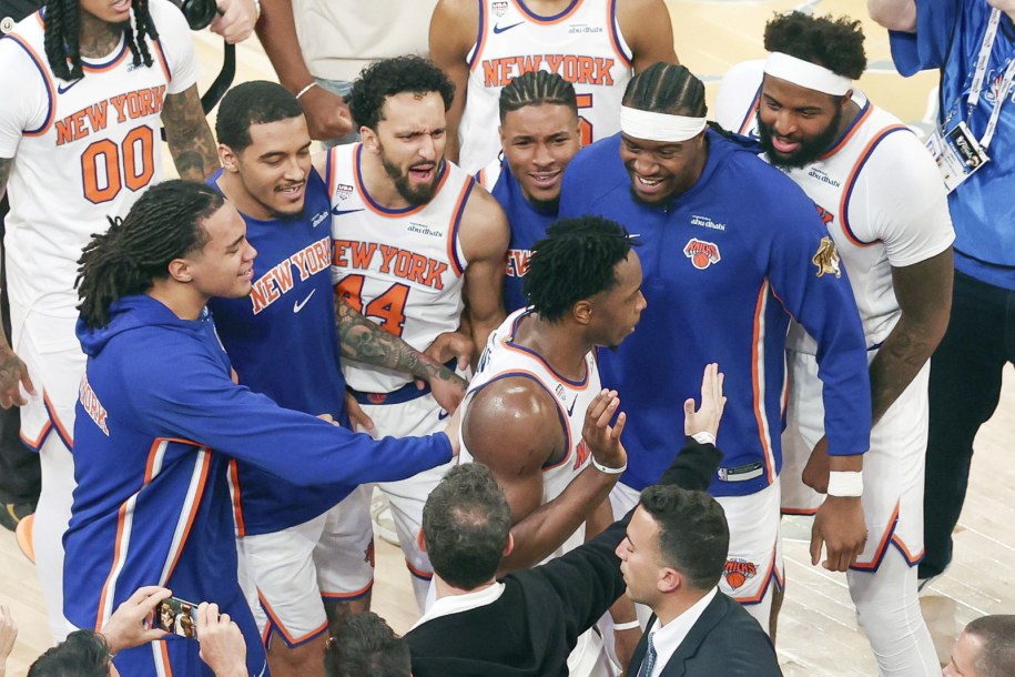 Koszykarze Knicks cieszą się po wygranej ze Spurs /SARAH YENESEL /PAP/EPA