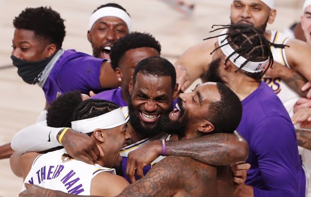 Koszykarze LA Lakers świętujący zdobycie tytułu /ERIK S. LESSER /PAP/EPA