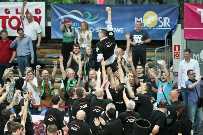 Koszykarze PGE Turów Zgorzelec cieszą się ze zwycięstwa i podrzucają do góry trenera /PAP/Lech Muszyński /PAP