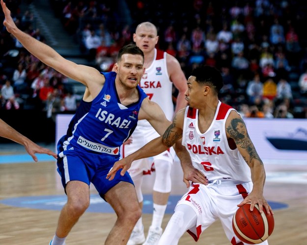 Koszykarze reprezentacji Polski Damian Kulig i A.J. Slaughter oraz reprezentant Izraela Gal Mekel w meczu eliminacji EuroBasketu 2022, 20 lutego 2020 / 	Andrzej Grygiel    /PAP