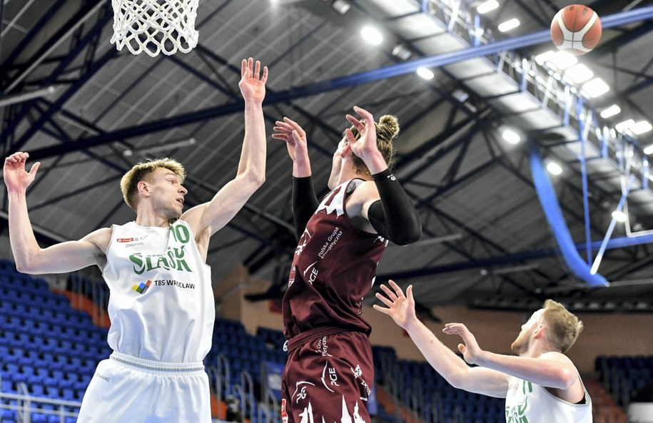 Koszykarze Śląska Wrocław: Jan Wójcik i Aleksander Dziewa oraz Baylee Steele z zespołu PGE Spójnia Stargard podczas ćwierćfinałowego meczu finałowego turnieju Pucharu Polski w hali "Globus" (12.02.2021) /Wojtek Jargiło /PAP