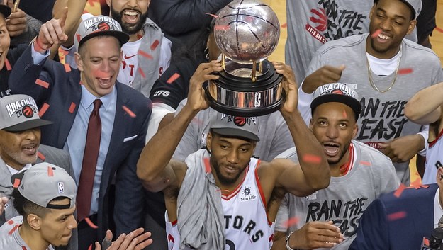 Koszykarze Toronto Raptors z trofeum za zwycięstwo w Konferencji Wschodniej /WARREN TODA /PAP/EPA