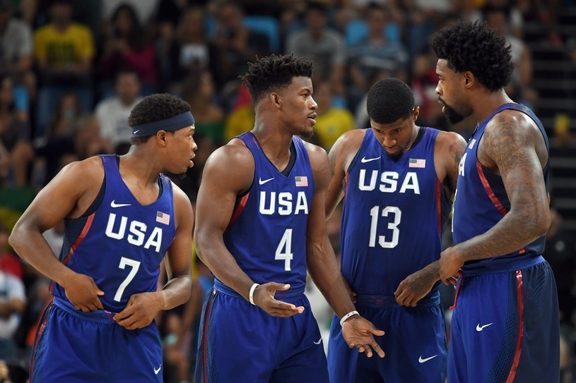 Koszykarze USA podczas meczu z Chinami /AFP