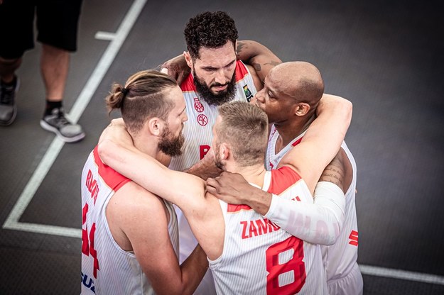 Koszykarze z kadry 3x3 rozegrali wczoraj dwa mecze turnieju eliminacyjnego do Igrzysk w Tokio. W austriackim Grazu pokonaliśmy Czechów 17:15 i przegraliśmy z Mongolią 18:22. /foto. pzkosz.pl /