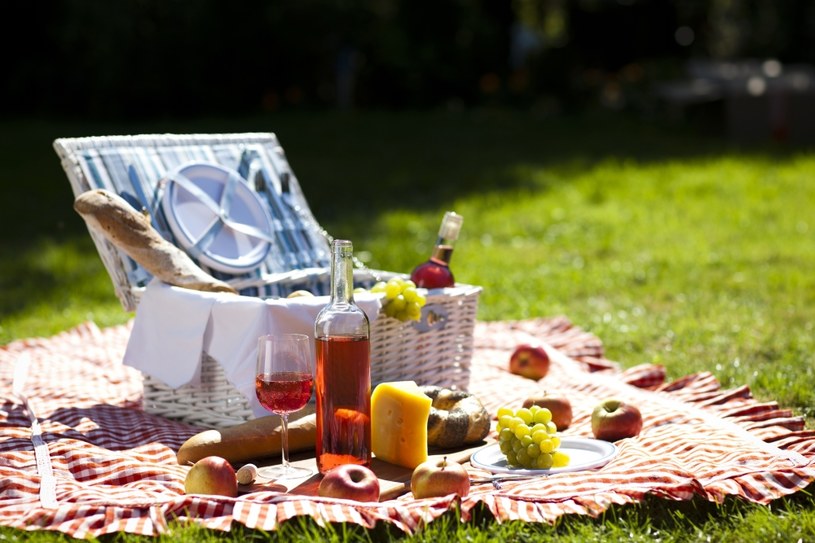 Koszyki piknikowe są idealne na krótkie podróże. W nich znajdziesz naczynia i sztućce /123RF/PICSEL