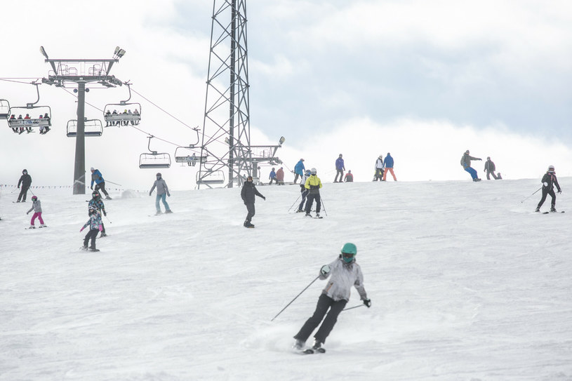 Kotelnica Białczańska to jedno z ulubionych miejsc na narty na Podhalu. Warto wybrać się tam podczas ferii zimowych. /Marek Berezowski /East News