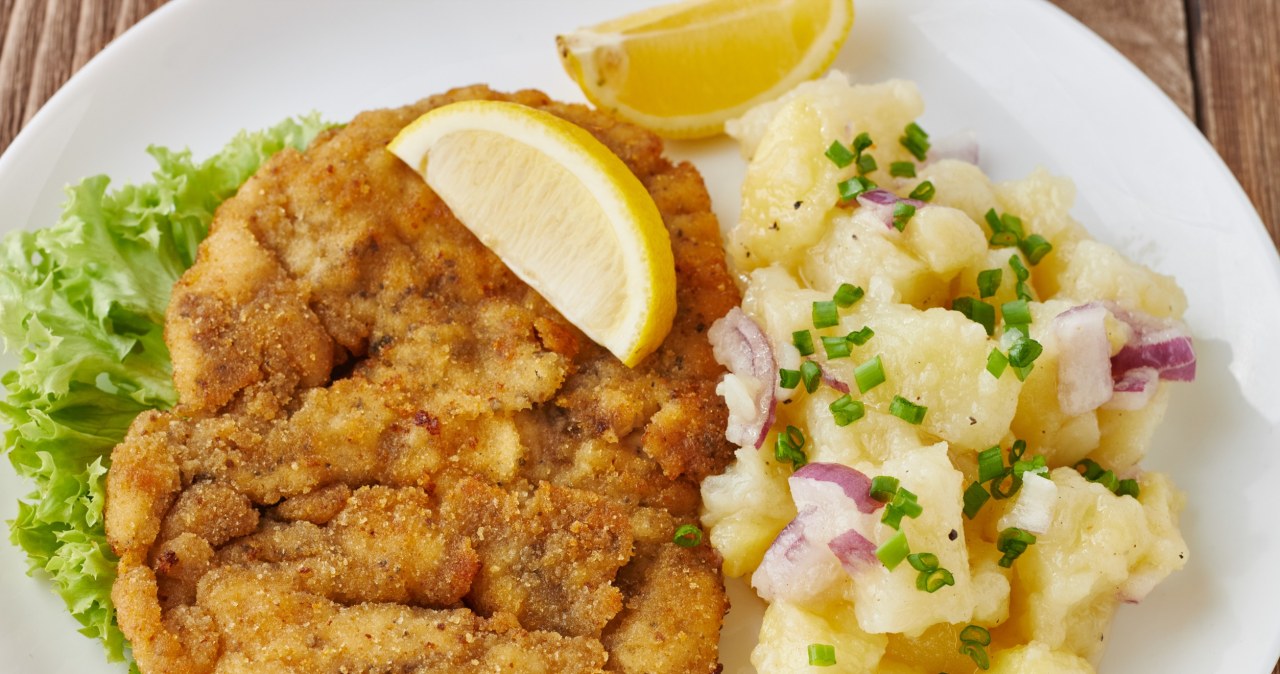 Kotlet po bawarsku jest bardzo wyrazisty w smaku i przyjemnie chrupiący /pechevoy /123RF/PICSEL