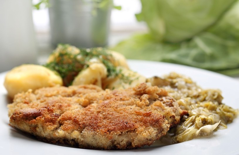 Kotlet schabowy i rosół wciąż mają się dobrze w polskiej kuchni - zwłaszcza w małych miastach i wsiach /123RF/PICSEL