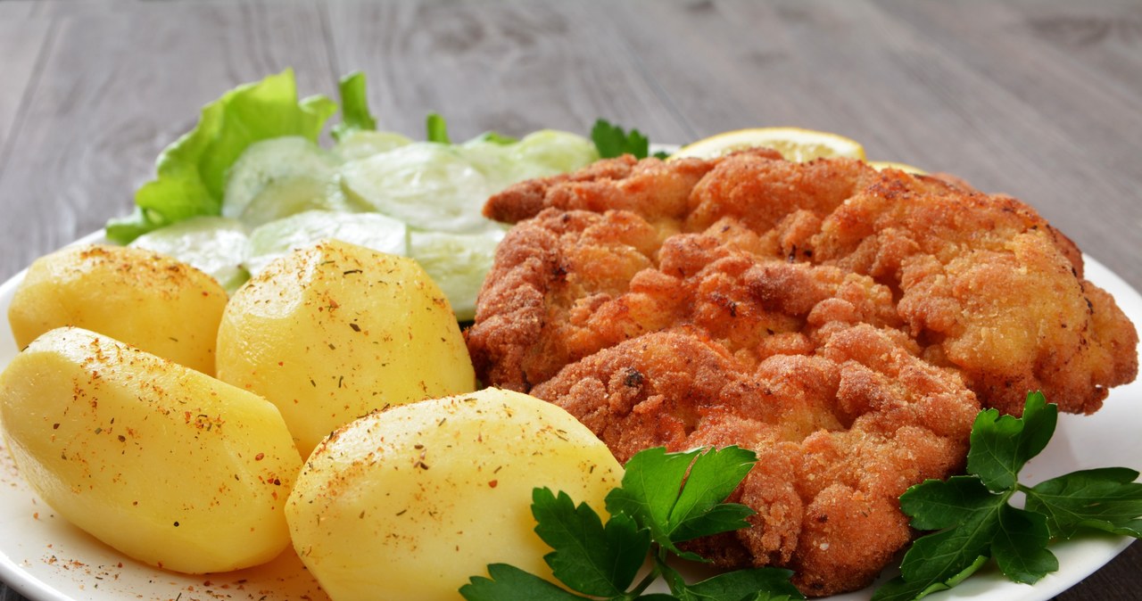 Kotlet schabowy w chrupiącej panierce jest jednym z ulubionych dań wielu Polaków. /123RF/PICSEL