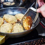 Kotlety mielone rozpadają się podczas smażenia? Winny jest ten składnik 