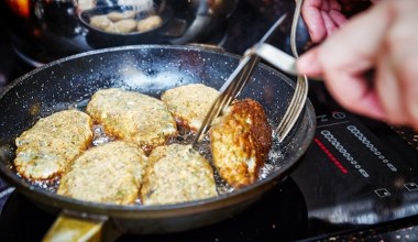 Kotlety mielone rozpadają się podczas smażenia? Winny jest ten składnik 