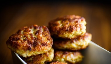Kotlety ziemniaczane z pysznymi dodatkami. Kartoflaczki to obiadowy hit dla całej rodziny