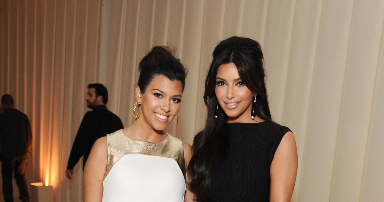 Kourtney i Kim Kardashian /Angela Weiss /Getty Images