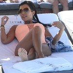 Kourtney Kardashian chwali się ciążowym brzuchem w bikini. Wygląda kwitnąco