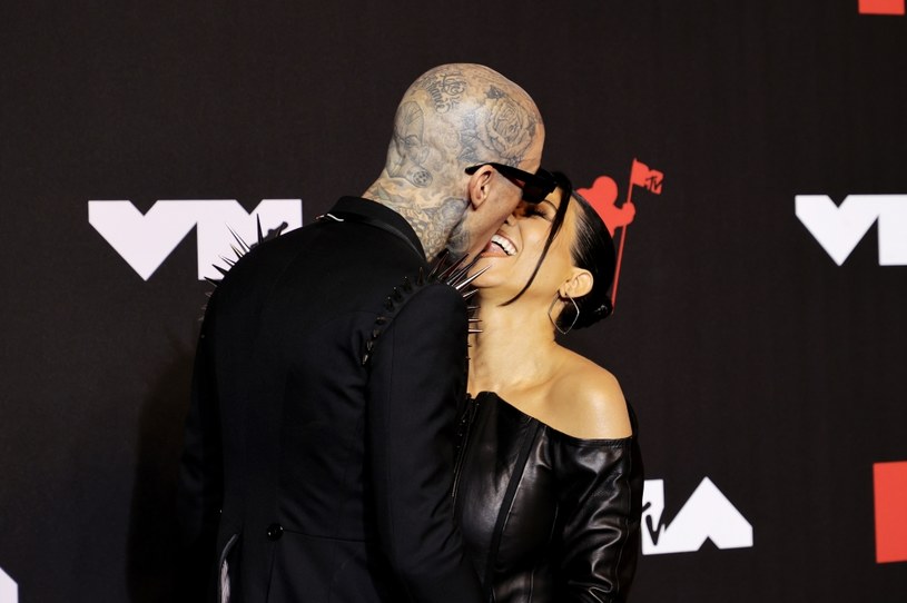 Kourtney Kardashian i Travis Barker całują się na gali VMA /Noam Galai /Getty Images