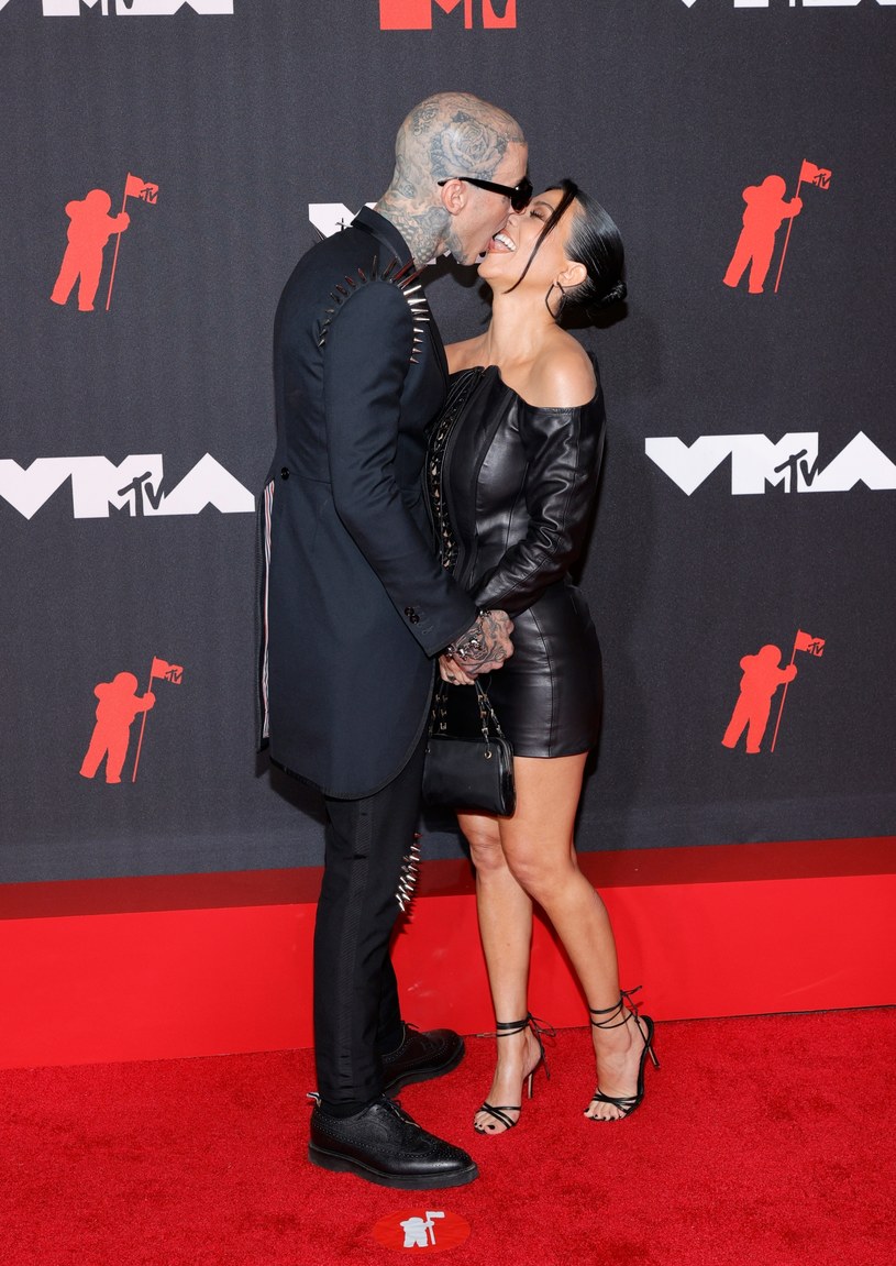 Kourtney Kardashian i Travis Barker całują się na gali VMA /Jason Kempin /Getty Images