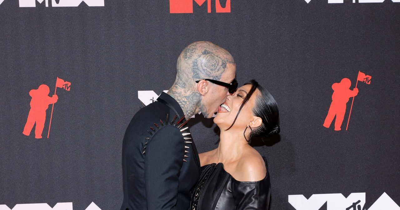 Kourtney Kardashian i Travis Barker całują się na gali VMA /Jason Kempin /Getty Images