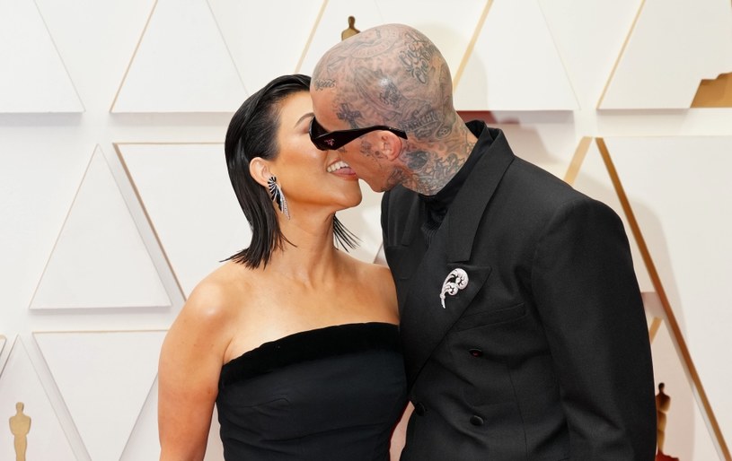 Kourtney Kardashian i Travis Barker całują się namiętnie na gali Oscarów /Jeff Kravitz /Getty Images