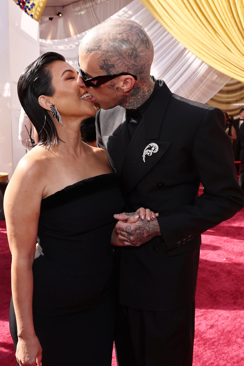 Kourtney Kardashian i Travis Barker całują się namiętnie na gali Oscarów /Jeff Kravitz /Getty Images